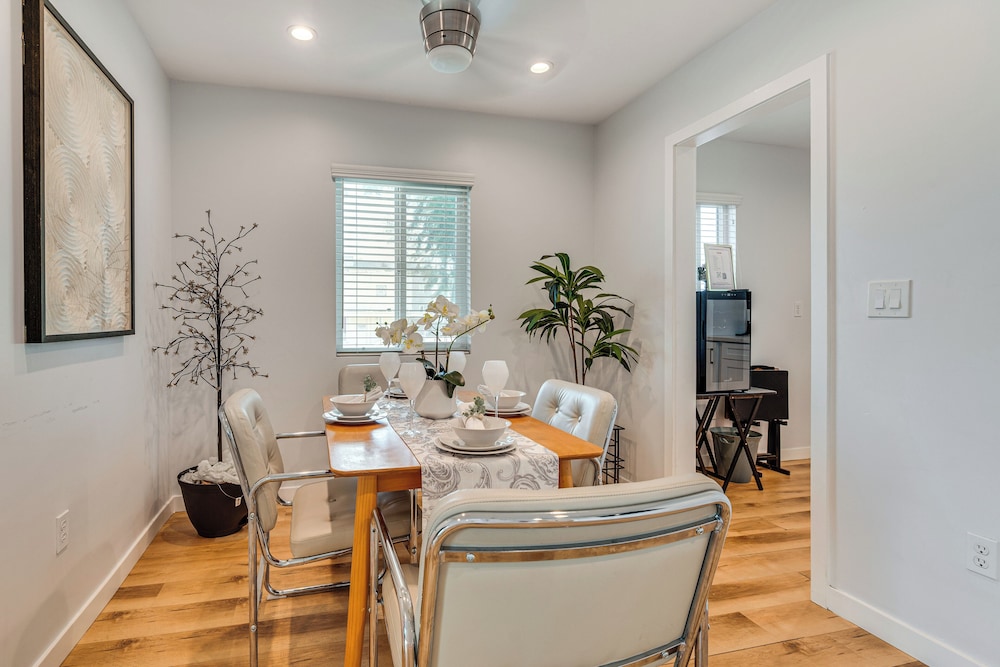 4 Mi to Sofi Stadium, Fenced Yard: Modern Retreat!