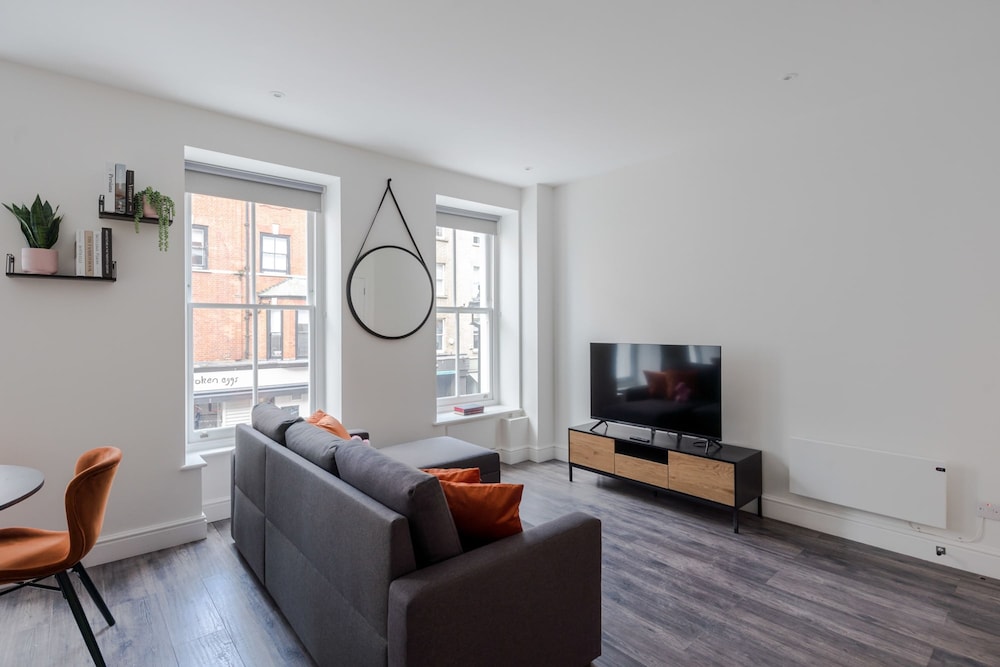 Flirty Chambers - Fitzrovia - by Frankie Says