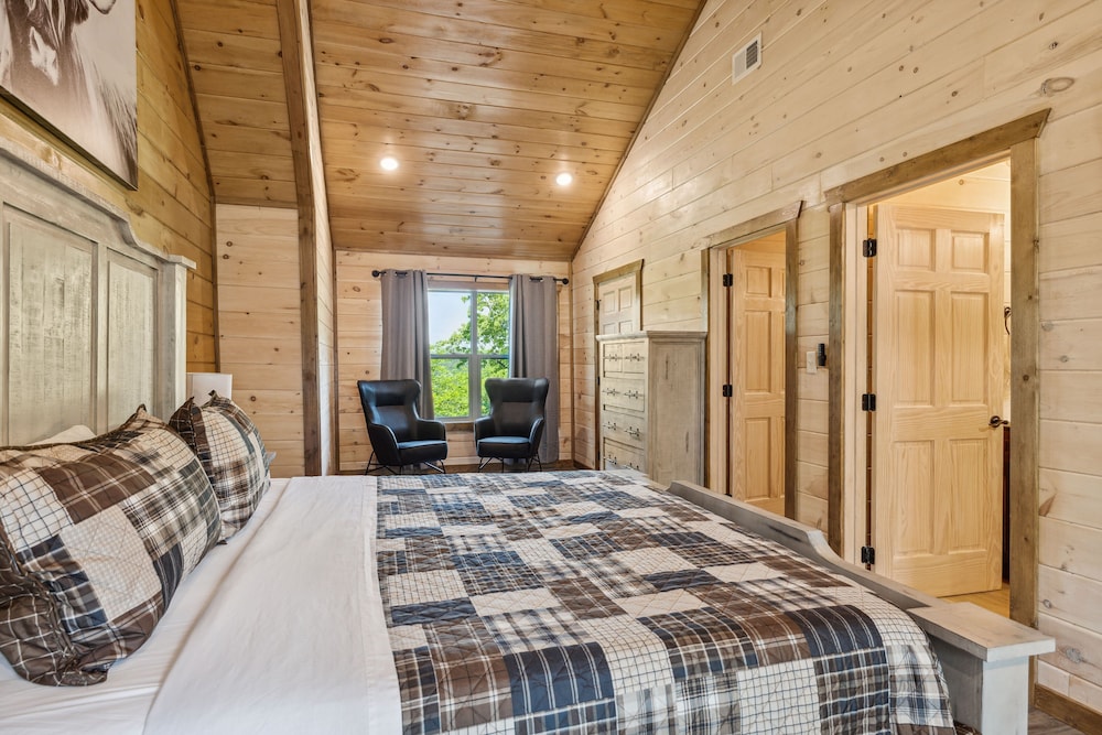 Hilltop Dreamin' 4 Bedroom Cabin by RedAwning view 2