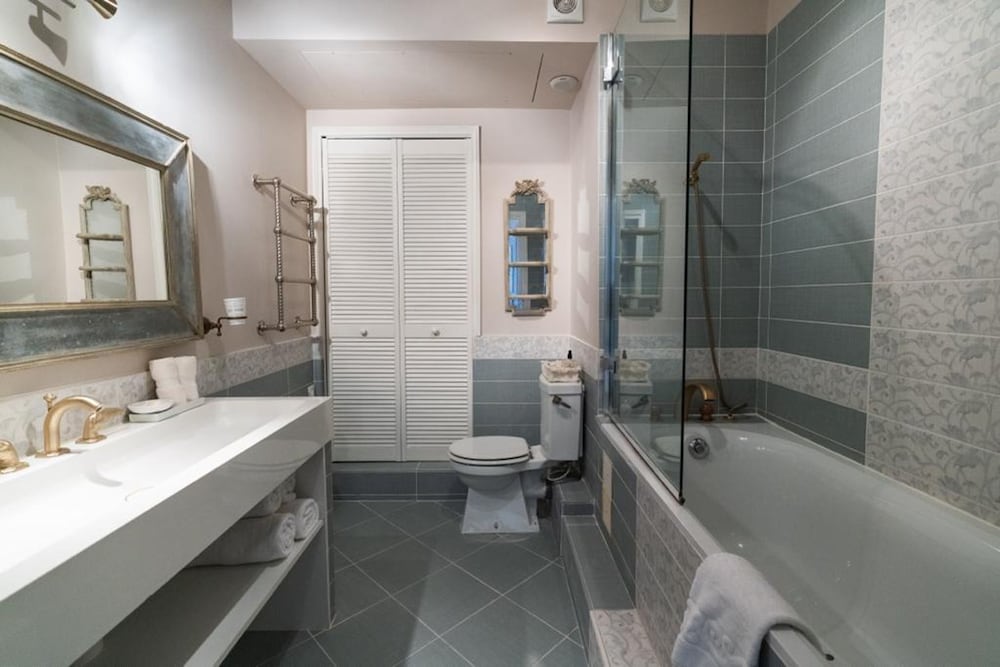 Charming 2 Bedroom apt in Central Cannes Walking Distance to Beaches Croisette and the Palais - 678
