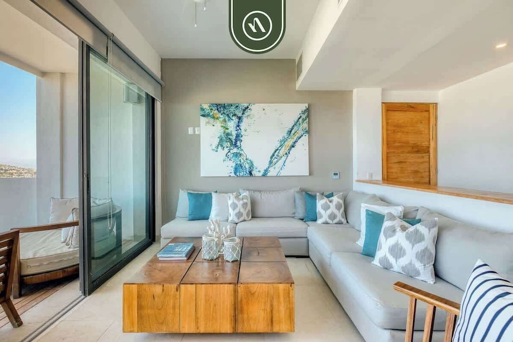 Luxury 4 BR Condo - Amazing Bay View - Pool