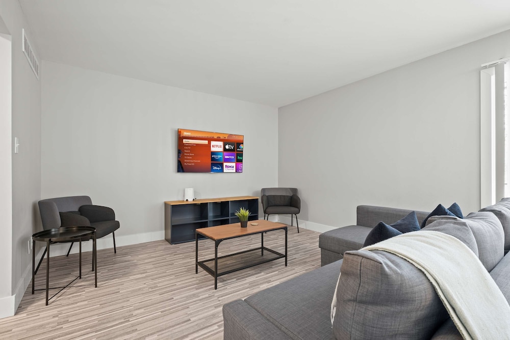 Spacious 2BR 2BA Apartment in the City