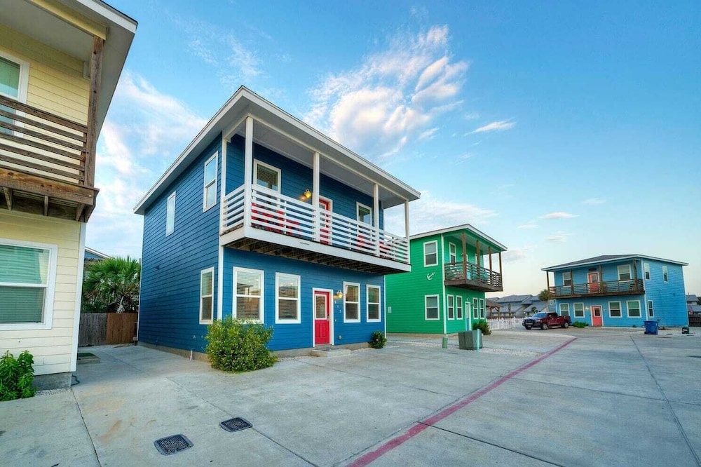 Sleeps 24, 2 Homes Pool, Backyard Tiki Bar, Fire Pit, Cornhole Walk to Beach