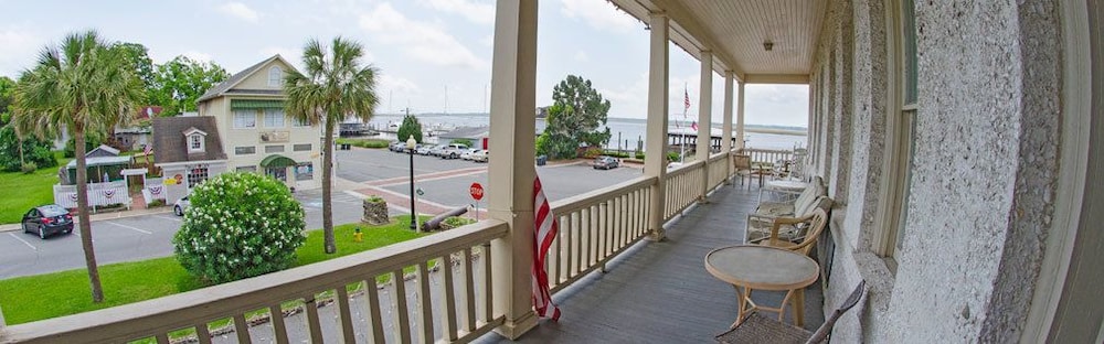 Riverview Hotel
