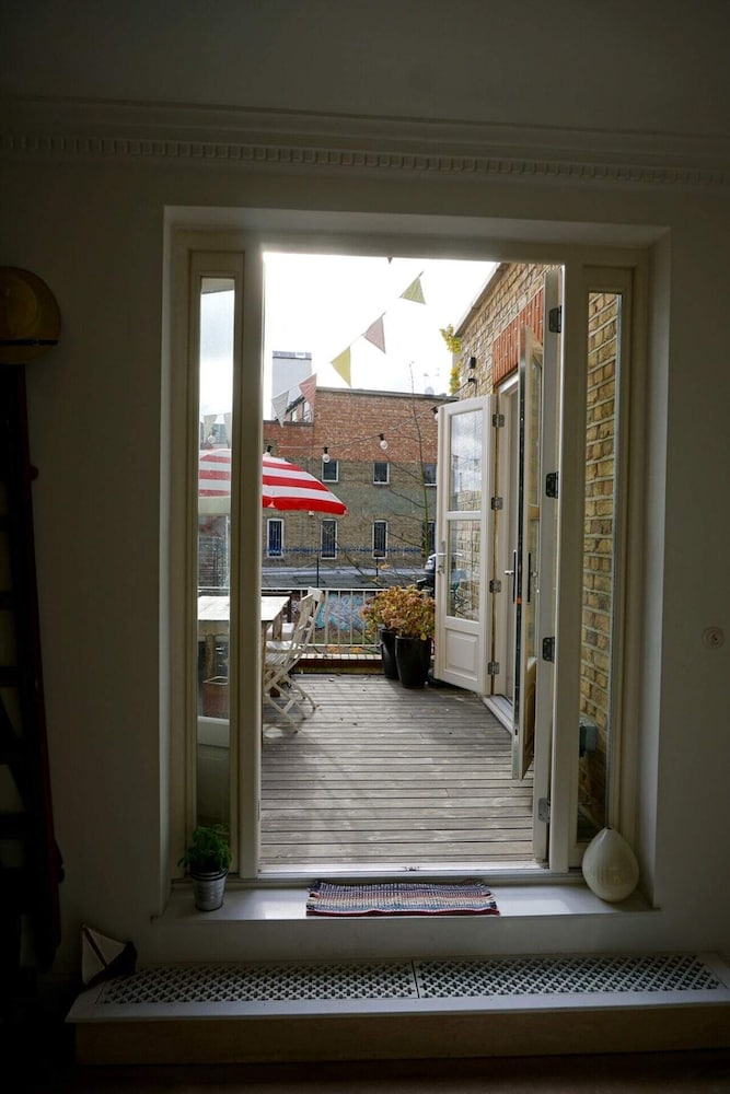 Beautiful Canalside 1-bedroom Flat With Terrace