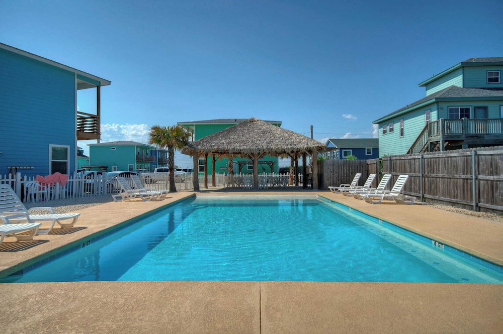 Sleeps 24, 2 Homes Pool, Backyard Tiki Bar, Fire Pit, Cornhole Walk to Beach