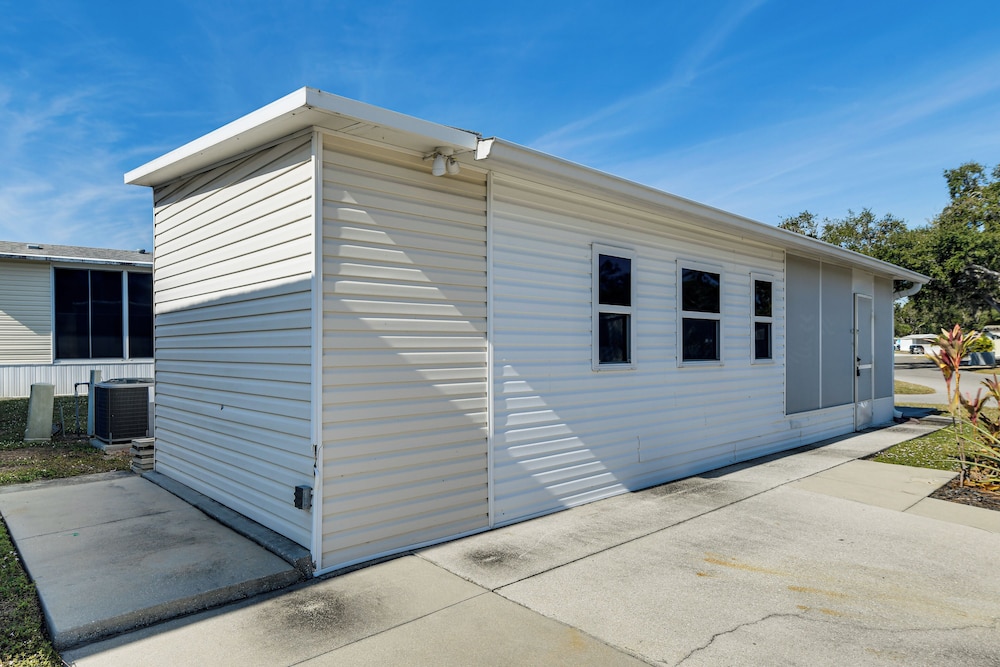 Resort Amenities, 7 Mi to Dtwn: Sarasota Home!