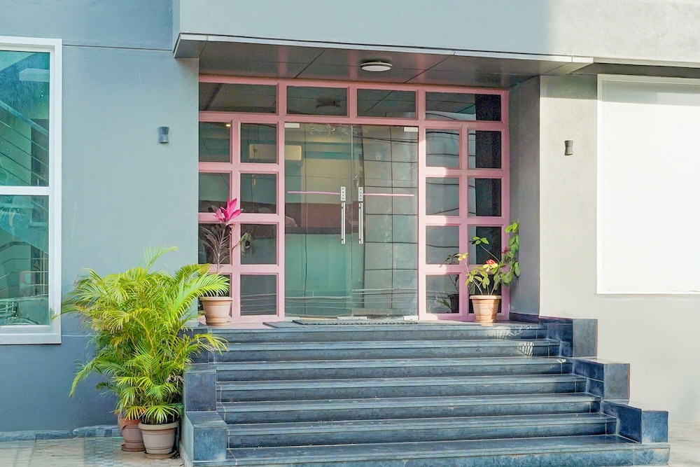 Fabhotel East Land