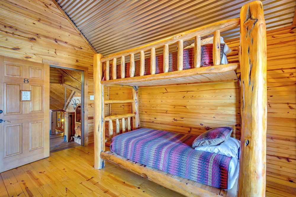 Group Getaway! Multi-level Lodge on Lake Tawakoni