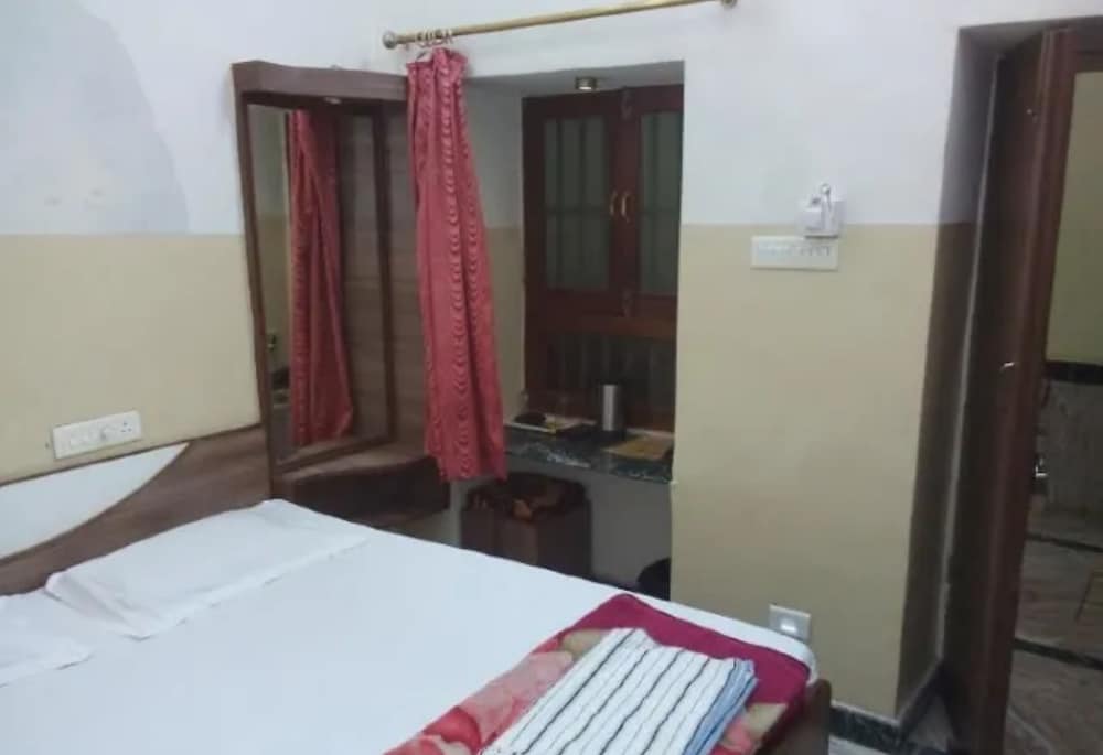 Goroomgo The Central Guest House Kanpur view 5