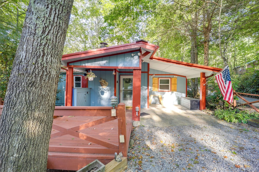 Mtn Home w/ Deck & Community Amenities in Newland