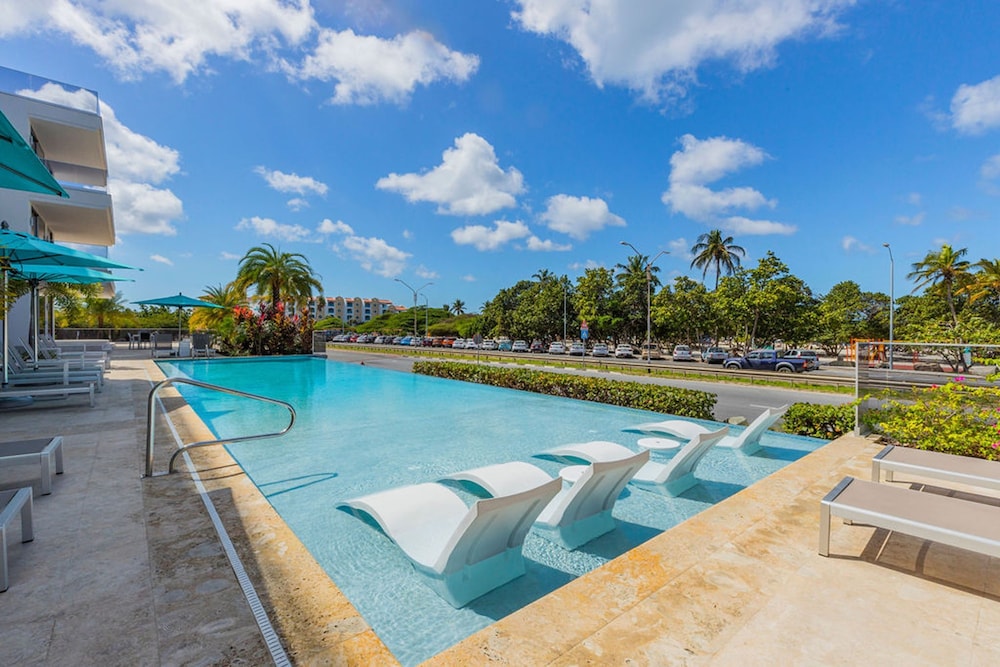 Beachfront Luxury NEW 3br2 5BA Condo Eagle Beach