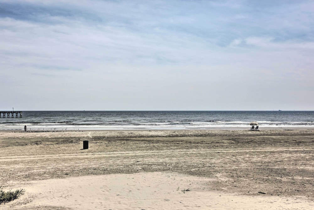 Stroll to Shore: Gem w/ Pool Access in Galveston