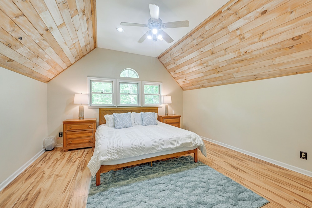 5-story Group Getaway w/ Game Room in Franklin!