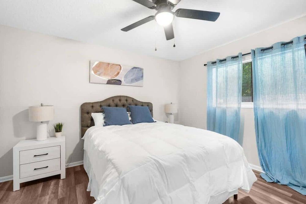 Hudson Retreat, 3 Bedroom Pool Home!