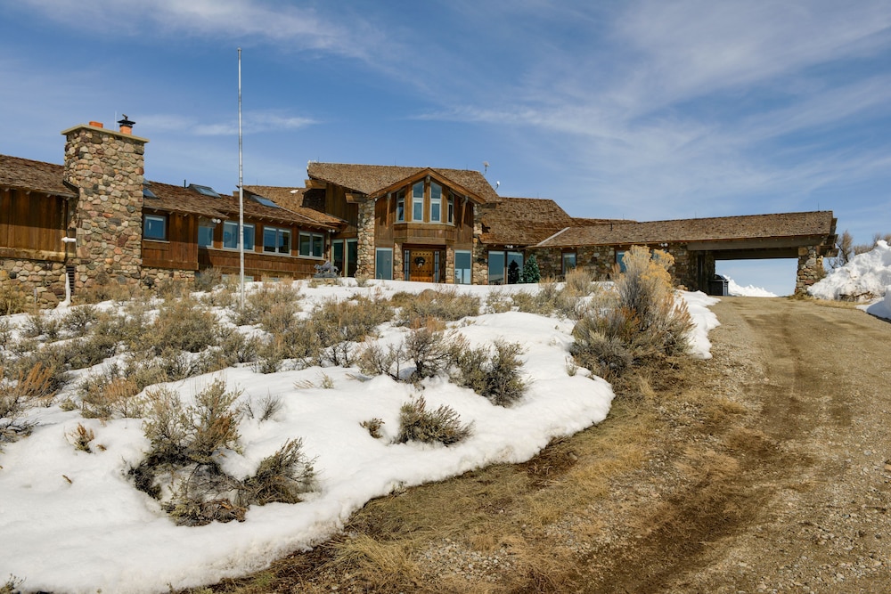 Cora Home w/ Mountain Views - Fishing On-site!