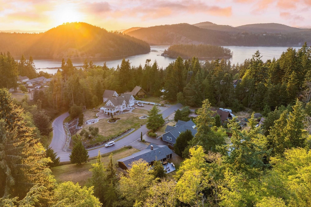 Lodge Trails, Hot Tub, Walk to Cornet Bay