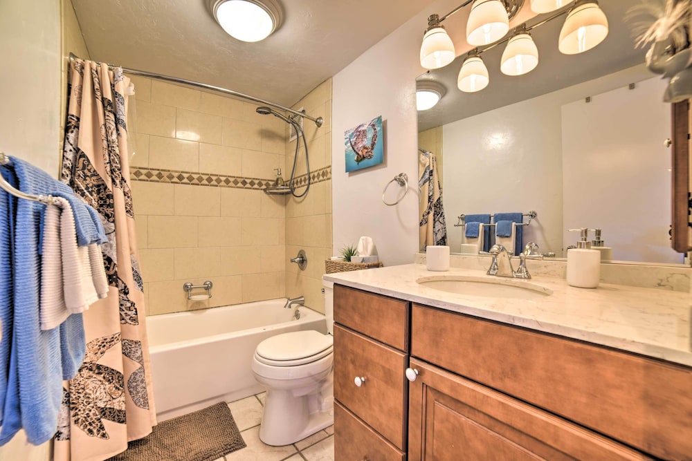 Ocean-view Kihei Condo w/ Lanai: Steps to Beach!