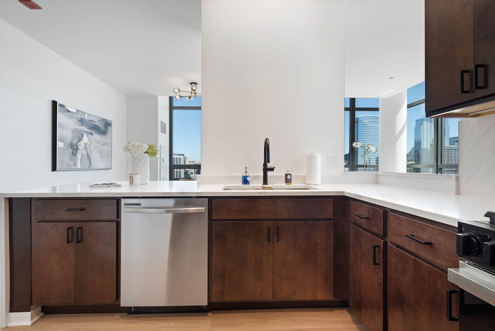 West Loop Grand Penthouse 3BR Best Views