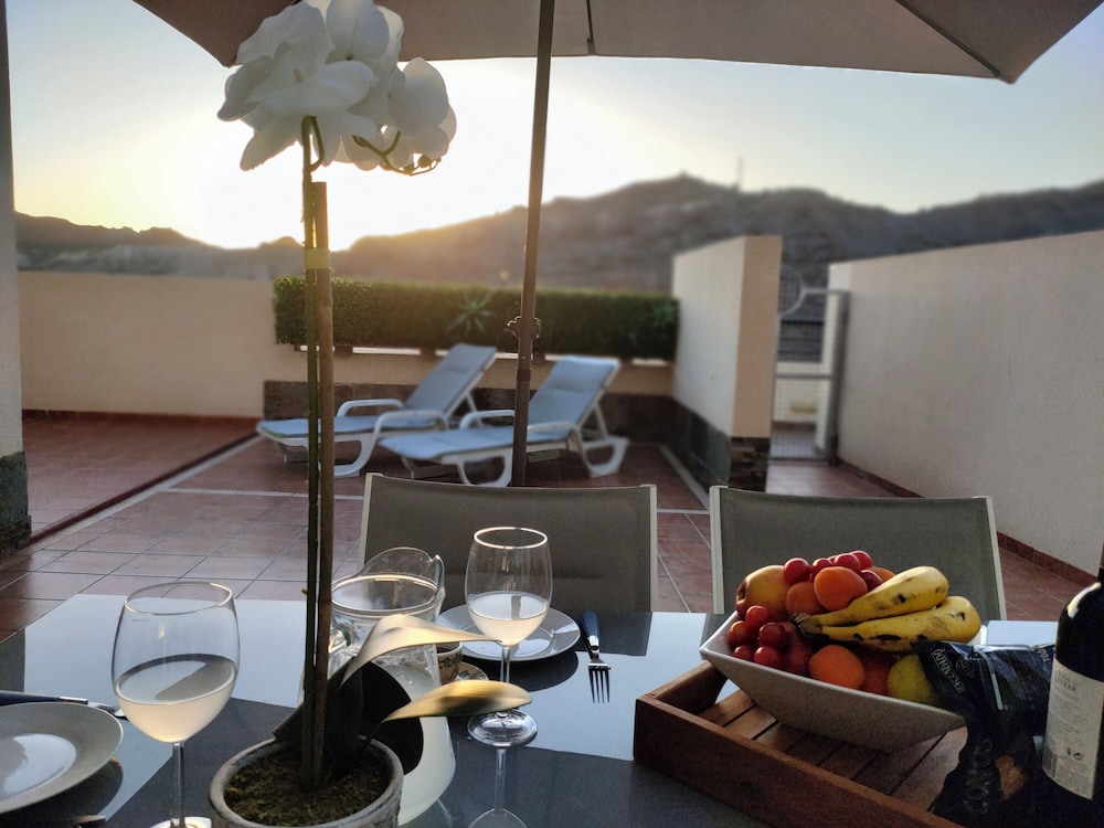 Comfortable Modern House With Jacuzzi, and Access to Swimming Pool