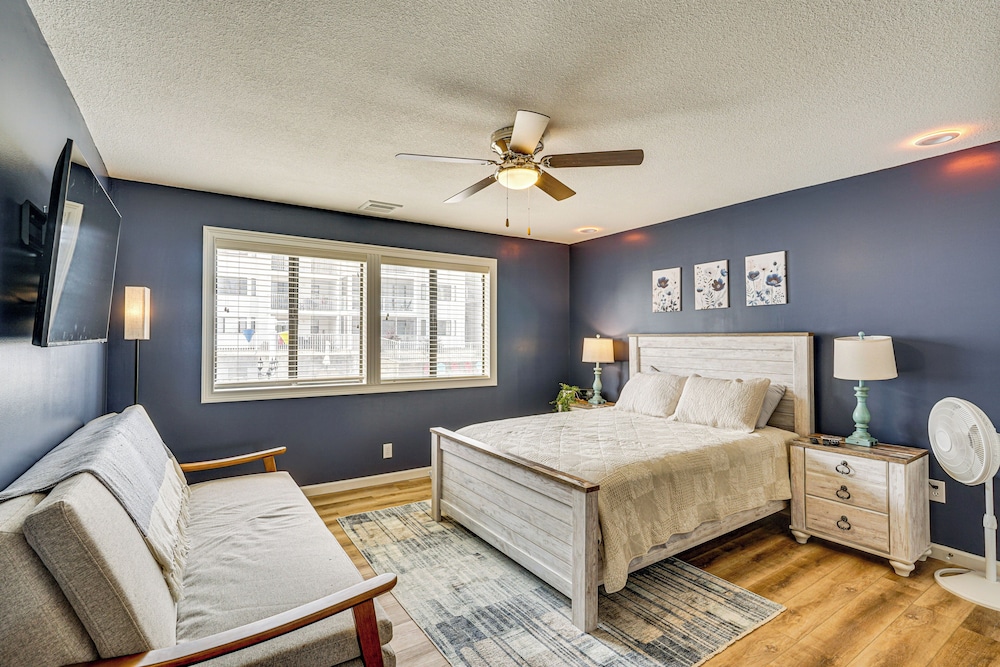 Pool Access & Lake Views: Osage Beach Family Gem