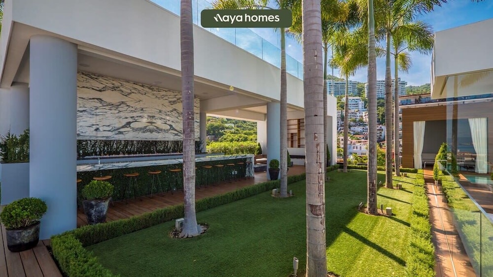 Stylish King-bed Unit - Pool - Ocean View - Gym