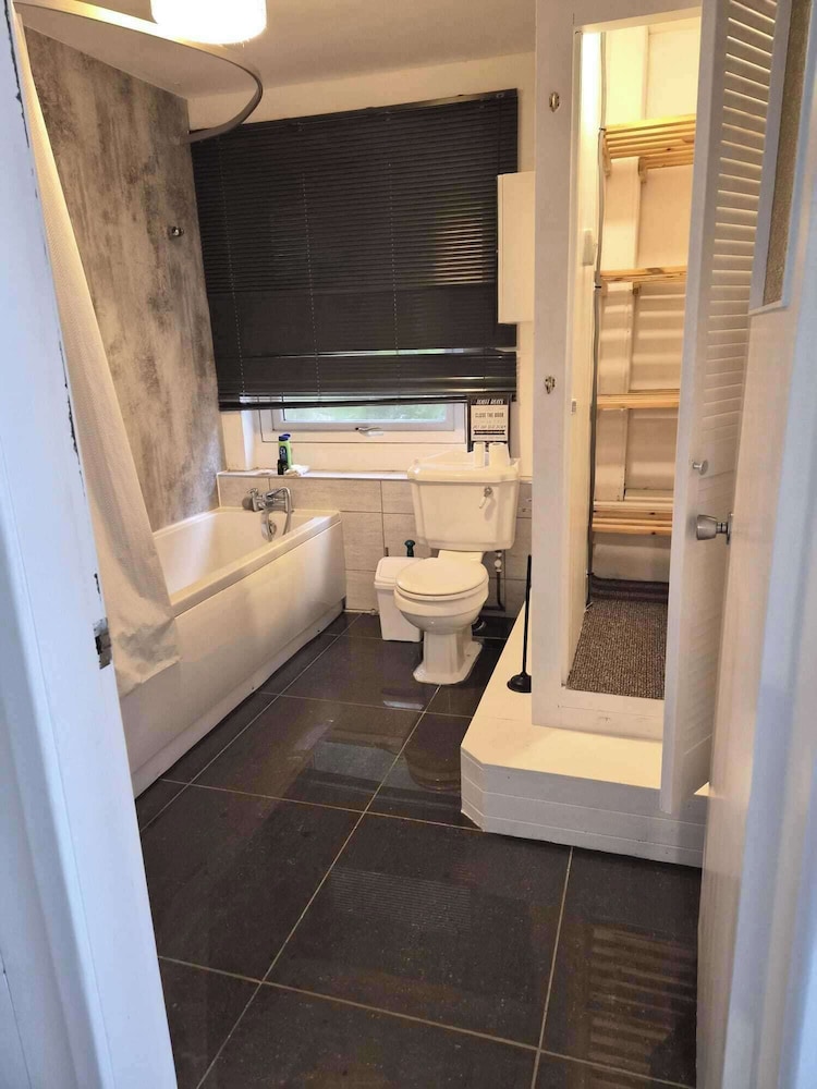 Hawick - House - Sleeps 9 - Hot Tub