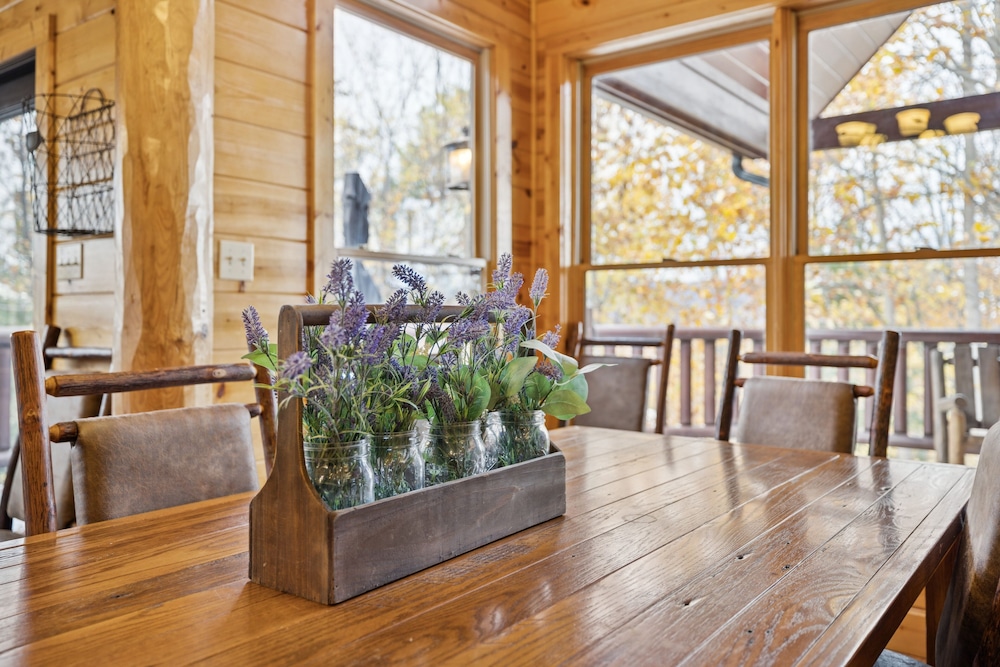 Pine Cone Cabin 4 Bedroom Cabin