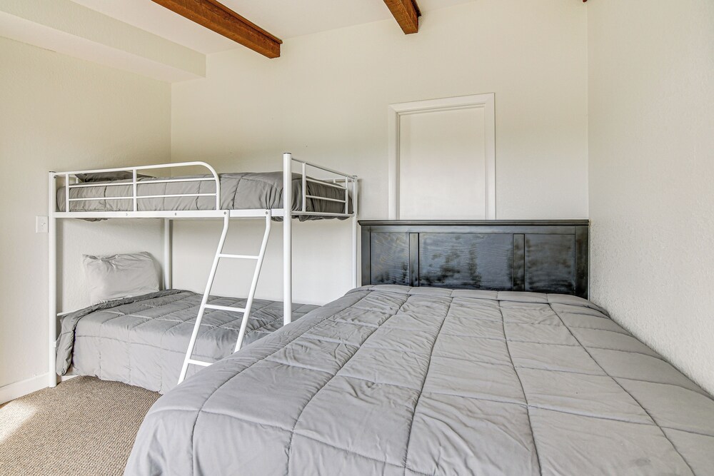 Kimberling City Condo w/ Lake Views & Pool Access view 4