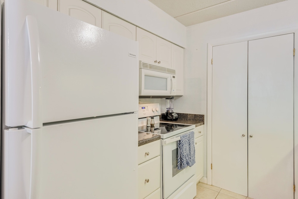 Waterfront Community w/ Perks: Mary Esther Condo