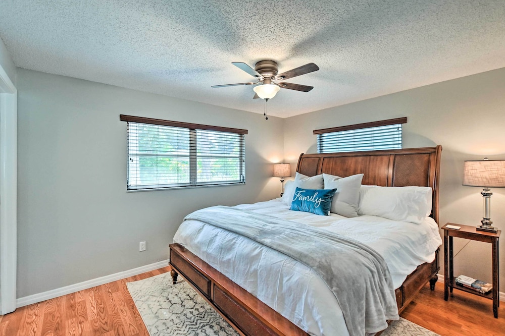 Family-friendly Home ~ 4 Mi to Naples Beach & Pier