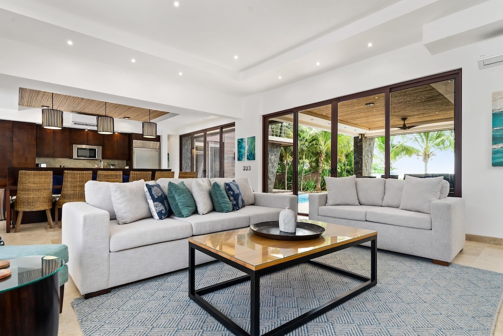 Beachfront Villa - Sunsets and Daily Maid Service