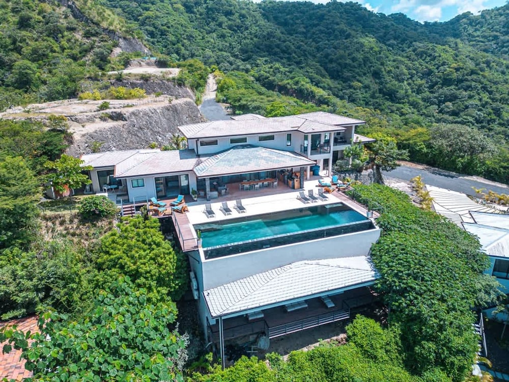 w Breathtaking 9BR Villa in Costa Rica