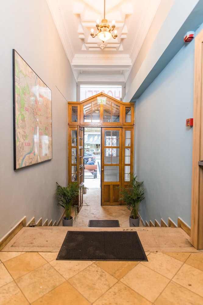 2B Hostel & Rooms
