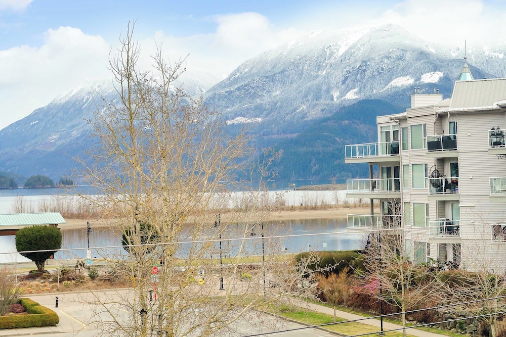 Rooftop Paradise Luxe 2BR Lake Views