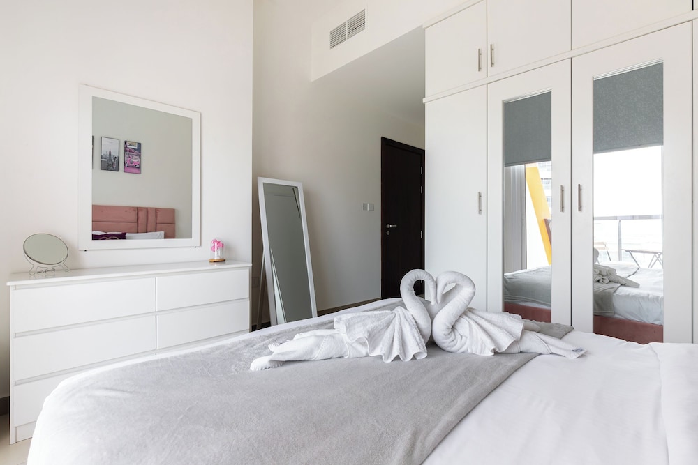 SIMPLY COMFORT Binghatti Gateway Family 2BR with Balcony, Close to Dubai Mall & Burj Khalifa