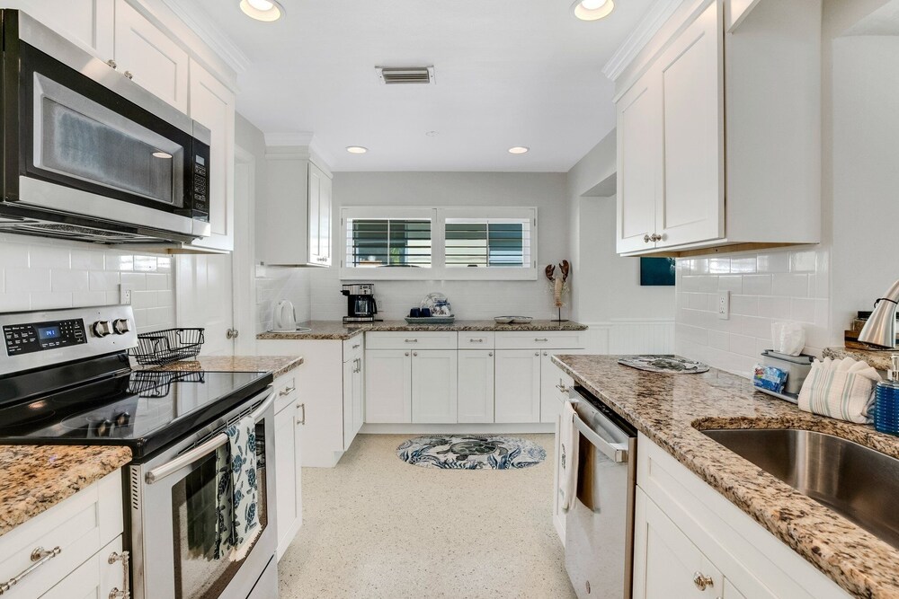 Key Lime Cove Beach House - Monthly Vacation Rental 2 Bedroom Home by RedAwning