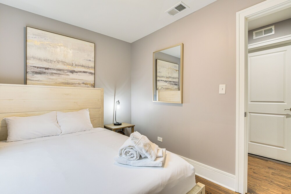 5 Mi to Dtwn: Ukrainian Village Apartment!