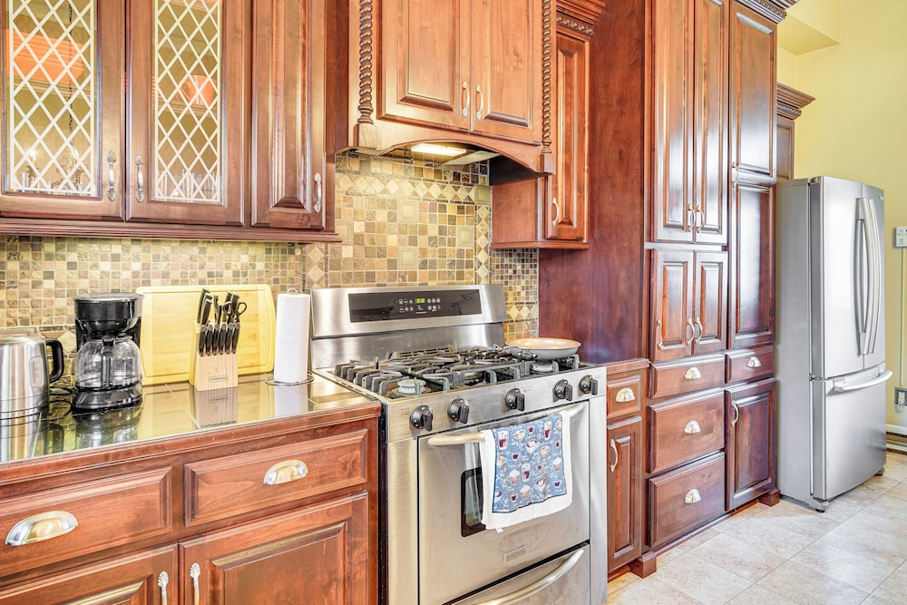 Historic Home w/ Wraparound Porch: Walkable Area!