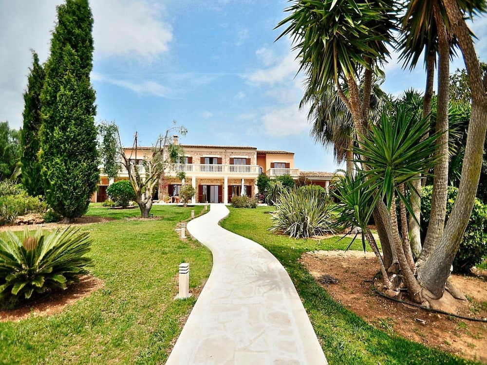 Exquisite Villa With Views
