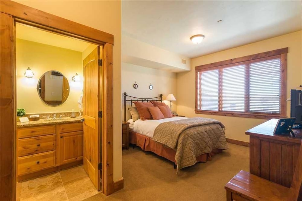 5101 Emerald Lodge, Trappeur's Crossing Apartment 3