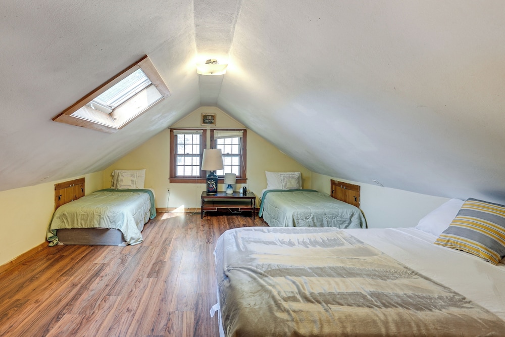 Lakeside Log Cabin w/ Porch in Monadnock Region