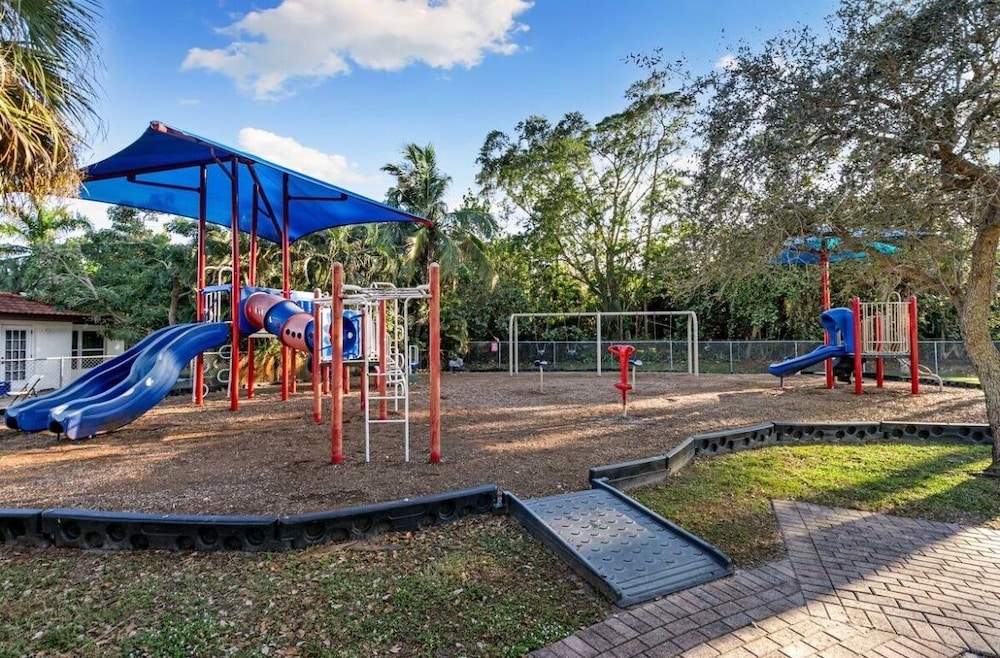 Naples Henrie Hideaway - Private Pool, Pet Friendly 12 Mins From Beach & Downtown 3 Bedroom Home