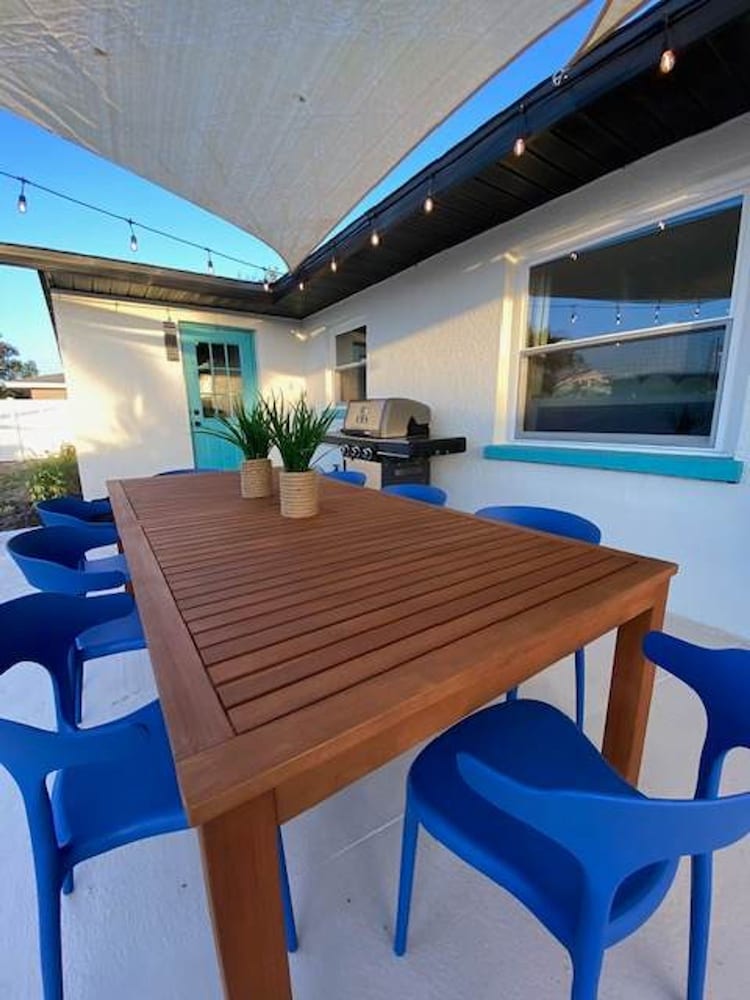 Castaway Cottage Near IMG and Beaches