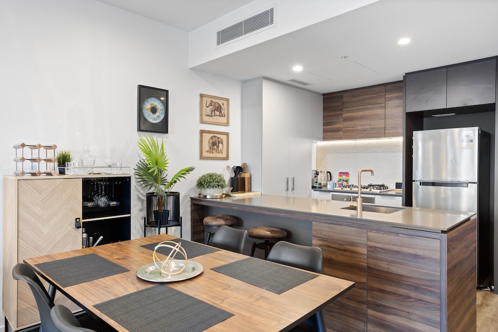 Central Brisbane Stay With Balcony, Pool & BBQ