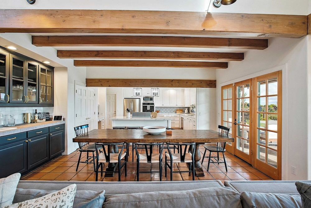 Wellsona Vineyard Retreat + Pool, Hot Tub, Views Main Home + Guest Home