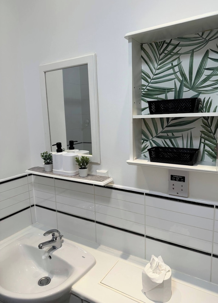 City Centre Apartment - Free Parking - Sleeps 4