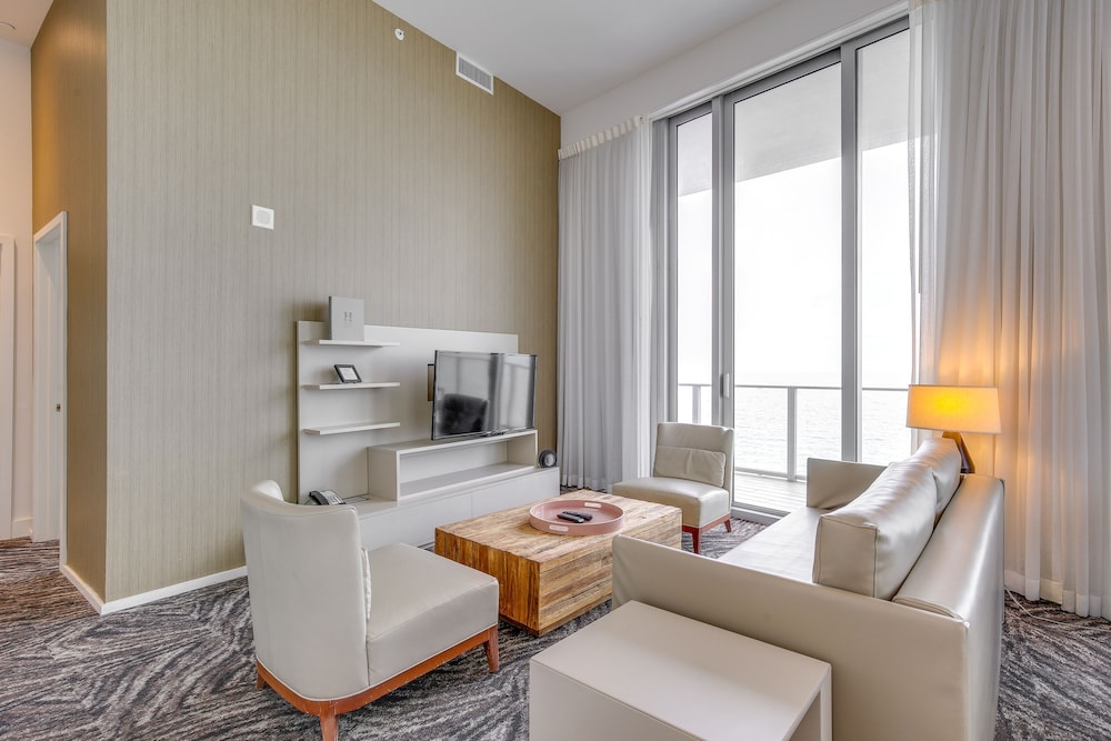 Steps to Sand: Ocean-view Condo in Hollywood