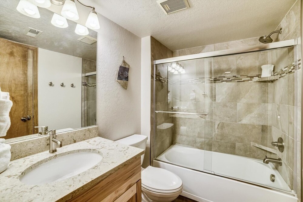 Mountainside 316g 2 Bedroom Condo by RedAwning
