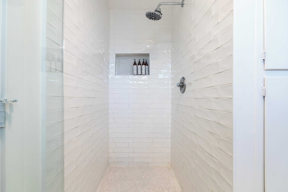 Steps to Sand! 2 Homes in 1 Sleeps 19, Outdoor Space, Walk to Shops & Dining